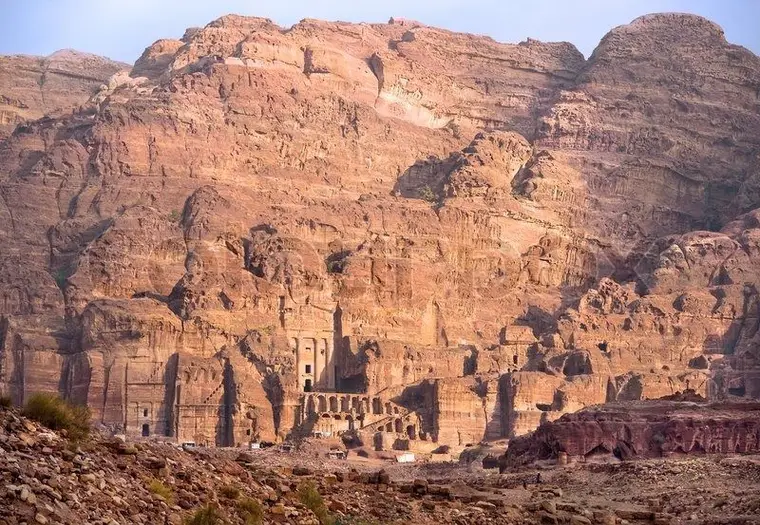A Cidade Perdida de Petra: A Influência do Paganismo e do Cristianismo na Arquitetura