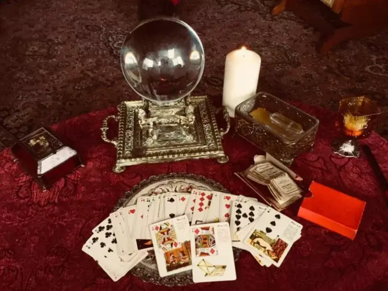 A Escola de Dion Fortune: Magia Cerimonial e Espiritualismo