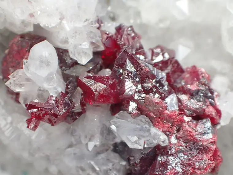 Cinabre: O Mineral Vermelho na Magia e Alquimia Chinesa