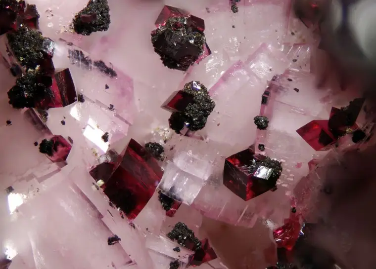 Cobalto: O Mineral Azul na Tradição Alquímica e Mágica