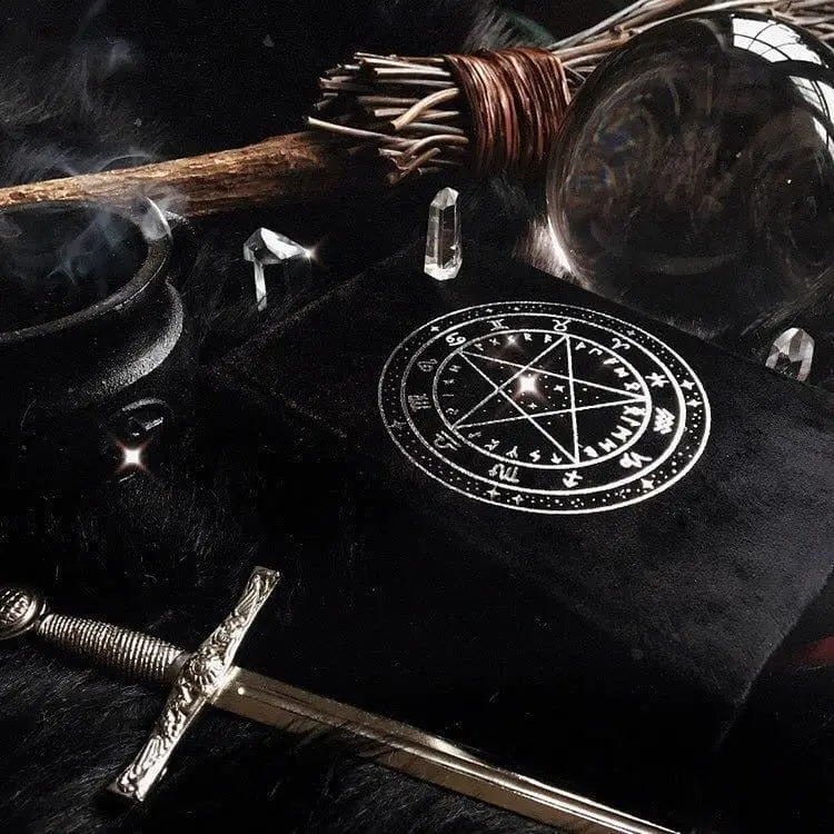 O Uso da Magia Negra na Idade Média: Estudo da Demonologia e da Caça às Bruxas