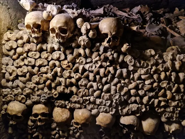 Ossuários de Paris: A História e o Significado dos Ossuários na Cultura Europeia