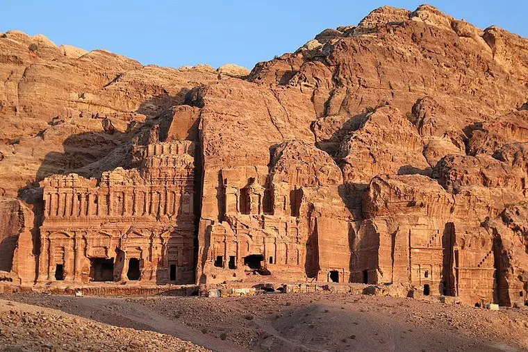 Petra: A Capital Nabateia e sua Geografia Sagrada