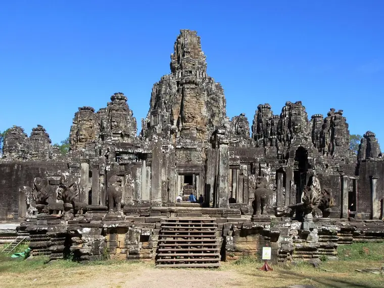 Templo de Angkor Thom: A Arquitetura Khmer e o Misticismo Cambojano