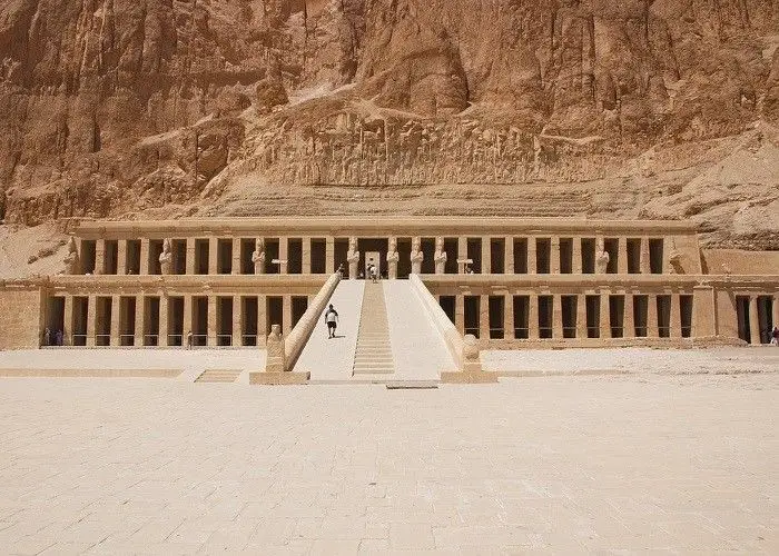 Templo de Hatshepsut: A Arquitetura e a Espiritualidade Feminina no Egito Antigo