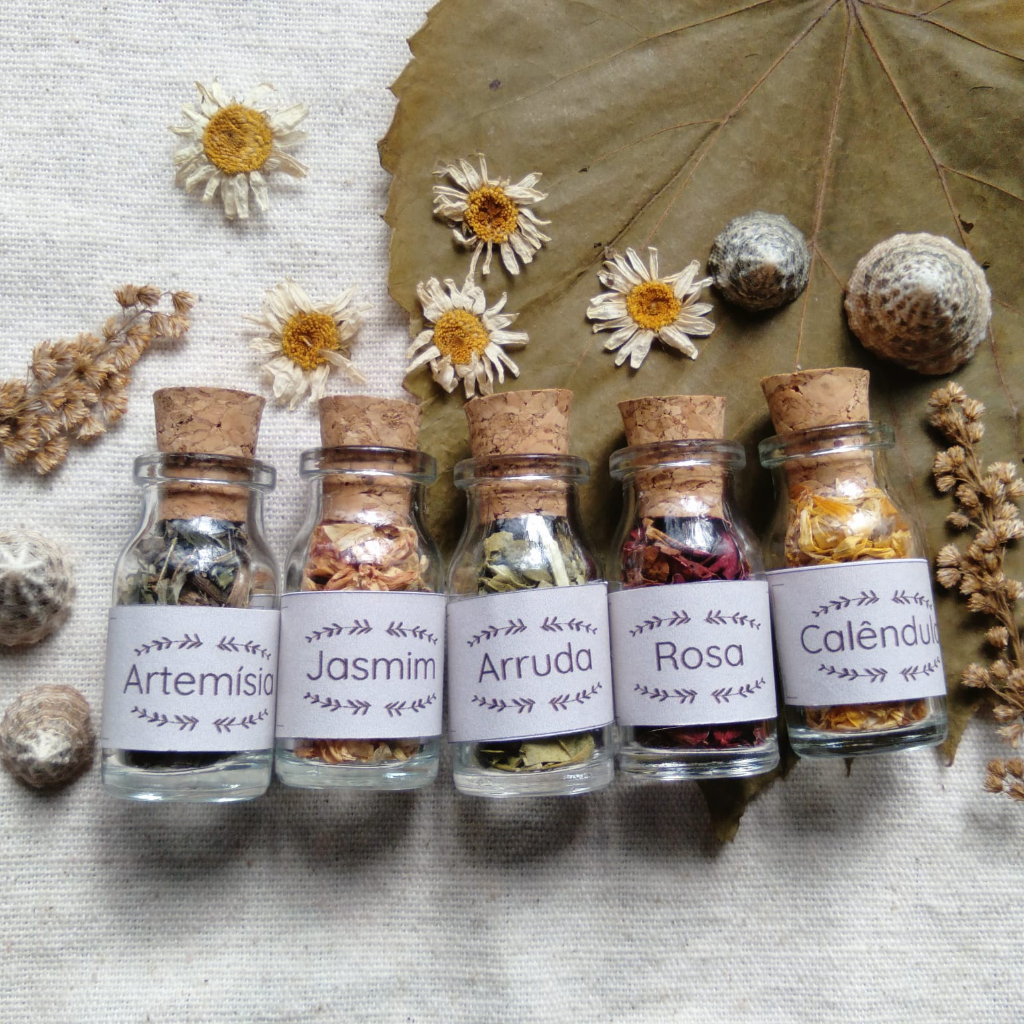 Mini Apotecário 5 Ervas mágicas Artemísia calêndula pétalas de rosa Arruda e Jasmim.